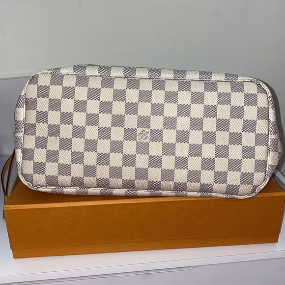 Louis Vuitton Neverfull MM - Picture 7 of 15